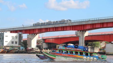 Palembang, Endonezya - 13 Haziran 2024: Musi Nehri 'nde mal taşıyan tekneler. Güney Sumatra, Endonezya 'daki Palembang şehrindeki ünlü nehir..