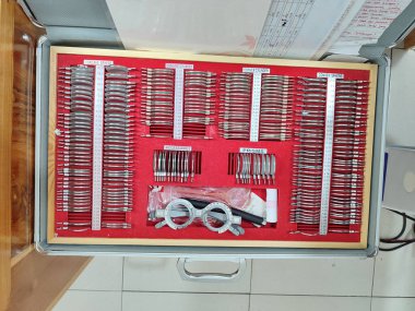 Klinik bir ortamda derinlemesine göz sağlığı değerlendirmesi için önemli bir araç olan optik tutarlılık tomografisi personelini belirle.