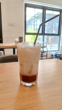 Süt köpüklü, serinletici tatlı bir içecek.