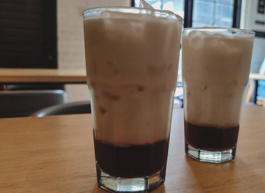 Süt köpüklü, serinletici tatlı bir içecek.