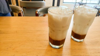 Süt köpüklü, serinletici tatlı bir içecek.