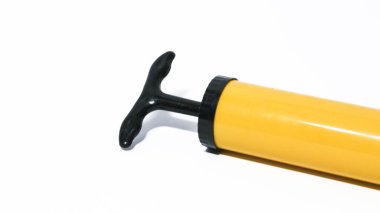 Sarı manuel plastik vakum pompası beyaza izole edilmiş, vakum pompası bagajda yer kazandırır