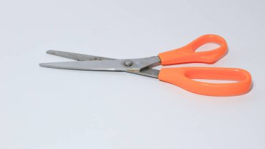 Beyaz arkaplanda açık turuncu makas