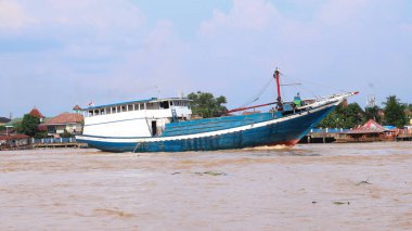Musi Nehri 'nde mal taşıyan tekneler. Güney Sumatra, Endonezya 'daki Palembang şehrindeki ünlü nehir..