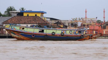 Musi Nehri 'nde mal taşıyan tekneler. Güney Sumatra, Endonezya 'daki Palembang şehrindeki ünlü nehir..
