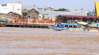 Palembang, Endonezya - 30 Mayıs 2024: Musi Nehri 'nde mal taşıyan tekneler. Güney Sumatra, Endonezya 'daki Palembang şehrindeki ünlü nehir..