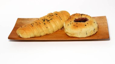 Beyaz arka planda izole edilmiş çilek ve çikolatalı muzlu ekmek ile dolu Endonezya ekmeği. Seçici odak