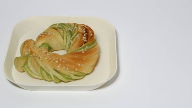 Beyaz arka planda izole edilmiş yeşil fasulyeyle doldurulmuş Endonezya ekmeği. Seçici odak