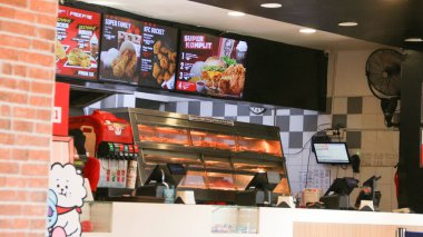 Palembang, Endonezya - 15 Mayıs 2024 - KFC (Kentucky Fried Chicken) merkezi Louisville, Kentucky 'de bulunan bir fast food restoran zinciri.