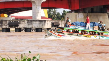  MUSI nehrinde toplu taşıma aracı olarak tekneler. Güney Sumatra, Endonezya 'daki Palembang şehrindeki ünlü nehir..