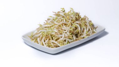 Taze fasulye filizi ya da Tauge pişmeye hazır beyaz bir arka planda izole edilmiş..