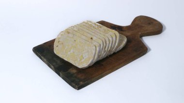 Endonezya Tempeh 'i ya da mayalanmış soya fasulyesi. Mayalanmış soya fasulyesinden yapılan geleneksel yiyecekler. Geleneksel Endonezya Tempe Çanağı.