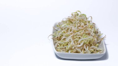 Taze fasulye filizi ya da Tauge pişmeye hazır beyaz bir arka planda izole edilmiş..