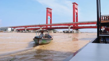 Palembang, Endonezya - 30 Mayıs 2024: Musi Nehri 'nde mal taşıyan tekneler. Güney Sumatra, Endonezya 'daki Palembang şehrindeki ünlü nehir..
