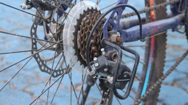 Palembang, Endonezya - 3 Haziran 2024 - mavi alana park edilmiş bisiklet