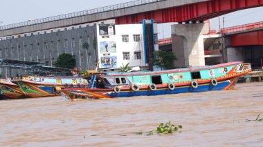 Musi Nehri 'nde mal taşıyan tekneler. Güney Sumatra, Endonezya 'daki Palembang şehrindeki ünlü nehir..