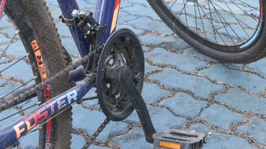 Palembang, Endonezya - 3 Haziran 2024 - mavi alana park edilmiş bisiklet