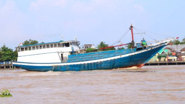 Palembang, Endonezya - 13 Haziran 2024: Musi Nehri 'nde mal taşıyan tekneler. Güney Sumatra, Endonezya 'daki Palembang şehrindeki ünlü nehir..
