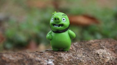 Ağaç dalında küçük kızgın bir kuş figürü