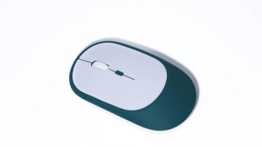 Beyaz bir arka planda izole edilmiş beyaz bir bilgisayar faresi.