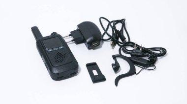 Beyaz arka planda siyah taşınabilir telsiz ya da telsiz.