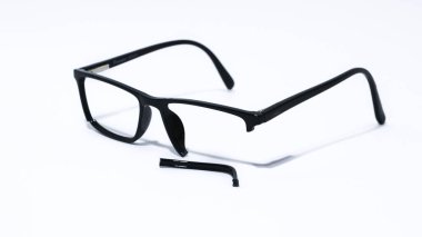 Kırık camlar beyaz arkaplanda izole edilmiş..