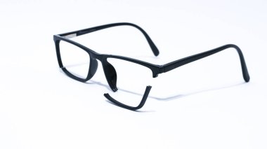 Kırık camlar beyaz arkaplanda izole edilmiş..