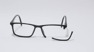 Kırık camlar beyaz arkaplanda izole edilmiş..