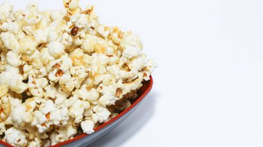 Siyah kasede karamelli patlamış mısır beyaz arka planda izole edilmiş..