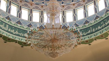 Palembang, Endonezya - 13 Haziran 2024: Baitul 'Atiq camisinin içindeki cami kubbesinin iç dekorasyonu.