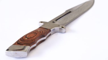 Şefin mutfak bıçağı beyaz arka planda izole edilmiş..