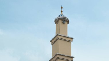 Güneşli sabahlarda güzel bir cami kubbesi.