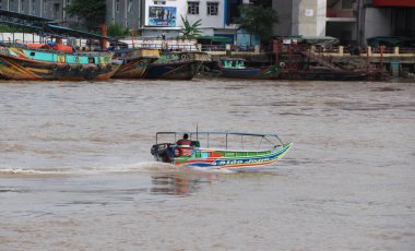 Tekneler Musi Nehri 'nde nakledilecek. Palembang şehrindeki ünlü nehir, Güney Sumatra, Endonezya.