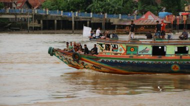 MUSI nehrinde toplu taşıma aracı olarak tekneler ya da tekneler. Güney Sumatra, Endonezya 'daki Palembang şehrindeki ünlü nehir..