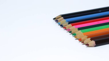 Beyaz arkaplanda izole edilmiş renkli kalemler