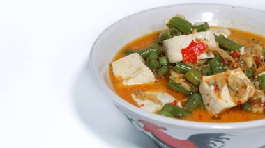 Tumis kacang panjang ya da kızartılmış uzun fasulye ve tofu hafif ve lezzetli Asya yemeği olarak bilinir..