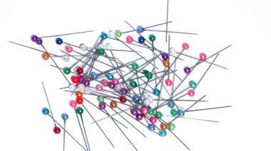 Bulanık iğne. Sivri uçlu ve paslanmaz. İğneler genellikle kumaşlar arasında kanca olarak kullanılır..