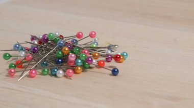 Bulanık iğne. Sivri uçlu ve paslanmaz. İğneler genellikle kumaşlar arasında kanca olarak kullanılır..