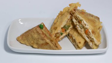 Roti Goreng, Endonezya 'da kremalı tavuk ve sebzelerle dolu beyaz ekmekten yapılan yaygın bir börektir..