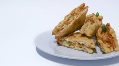 Roti Goreng, Endonezya 'da kremalı tavuk ve sebzelerle dolu beyaz ekmekten yapılan yaygın bir börektir..