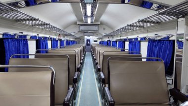 Tren koltuğu, yolcu vagonunun içi boştu.