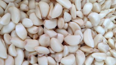 Bir yığın taze sarımsak karanfili belirgin deri dokusuna sahip, tepeden bakıldığında görülebiliyor. Tüm bu sarımsaklı karanfiller baharat ya da bitkisel ilaç malzemesi olarak kullanılmaya hazır..