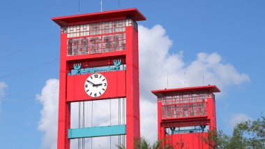 Ampera Köprüsü, Güney Sumatra, Endonezya 'da Palembang şehrinde bulunan bir dikey kaldırma köprüdür..