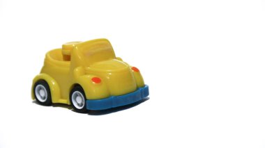 Beyaz arka planda plastik çocuk oyuncakları. Küçük beyaz bir araba. Plastik çocuk oyuncakları. Çocuk oyuncağı..