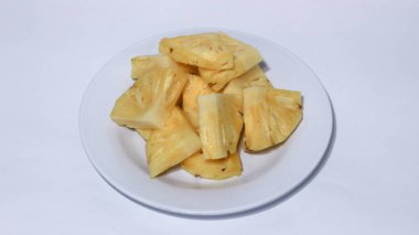 Beyaz arka planda izole edilmiş taze sulu ananas parçaları
