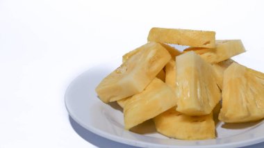 Beyaz arka planda izole edilmiş taze sulu ananas parçaları