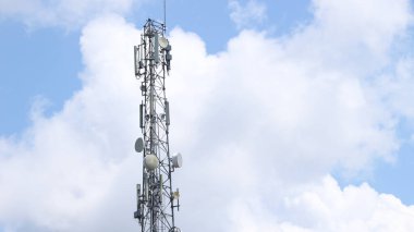 Telekomünikasyon (5G 4G) gökyüzü arka planında kule direği. Cep telefonu ağı ya da dijital kablosuz bağlantı sistemi. İstasyon Anteni alınıyor.