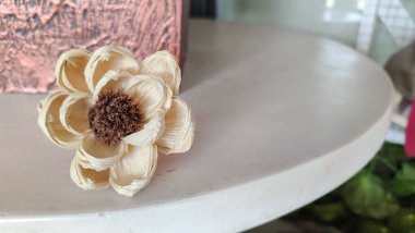 Mısır kabukları ve ponpon çiçeklerinden yapılmış el sanatları. Kuru, bej, doğal ve organik çiçekler.