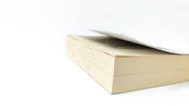 Beyaz arkaplan, açık kitap, arka plan, eğitim, okuma, çalışma, okul, kütüphane, sözlük üzerine izole kitap yığını.