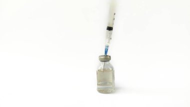 Uyuşturucu veya aşı ve 3 ml plastik şırınga ile izole iğne mavi rengi beyaz arka plan üzerinde şişe